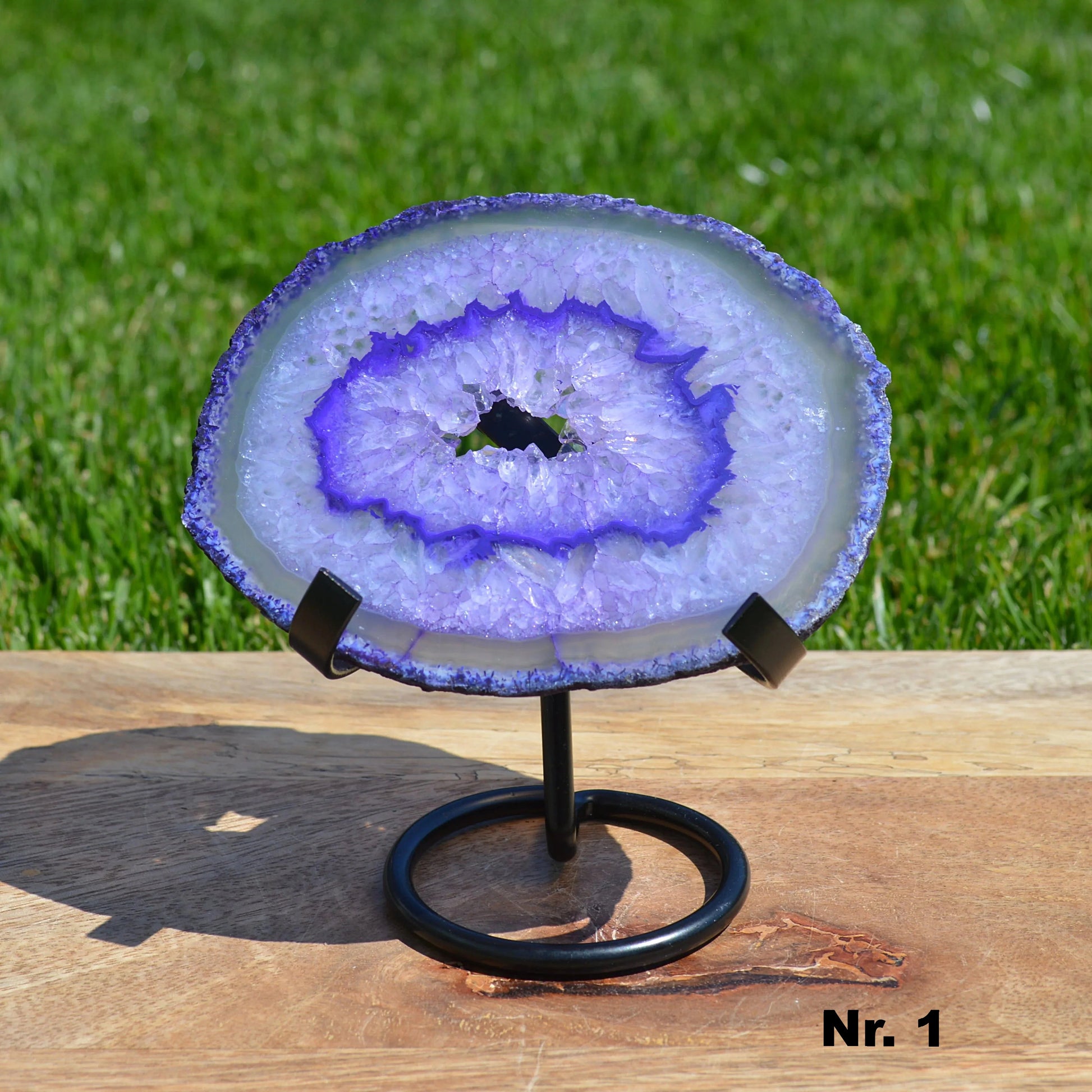 Lila Achat Scheibe auf Halterung – Vorderansicht, dekorative Edelstein aus gefärbtem Naturstein.
