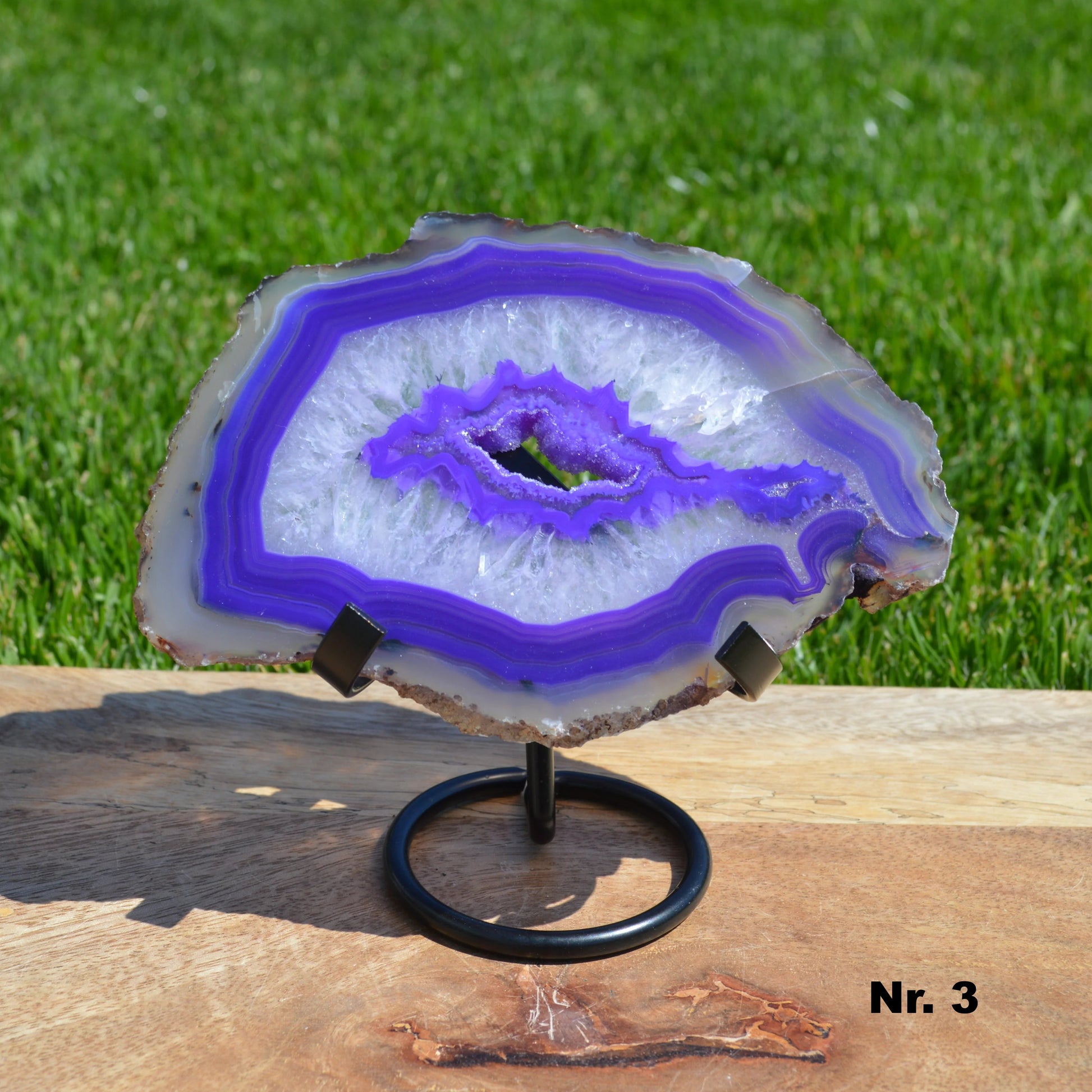 Lila Achat Scheibe auf Halterung – Vorderansicht der Nr. 3, dekoratives Naturstein-Unikat.