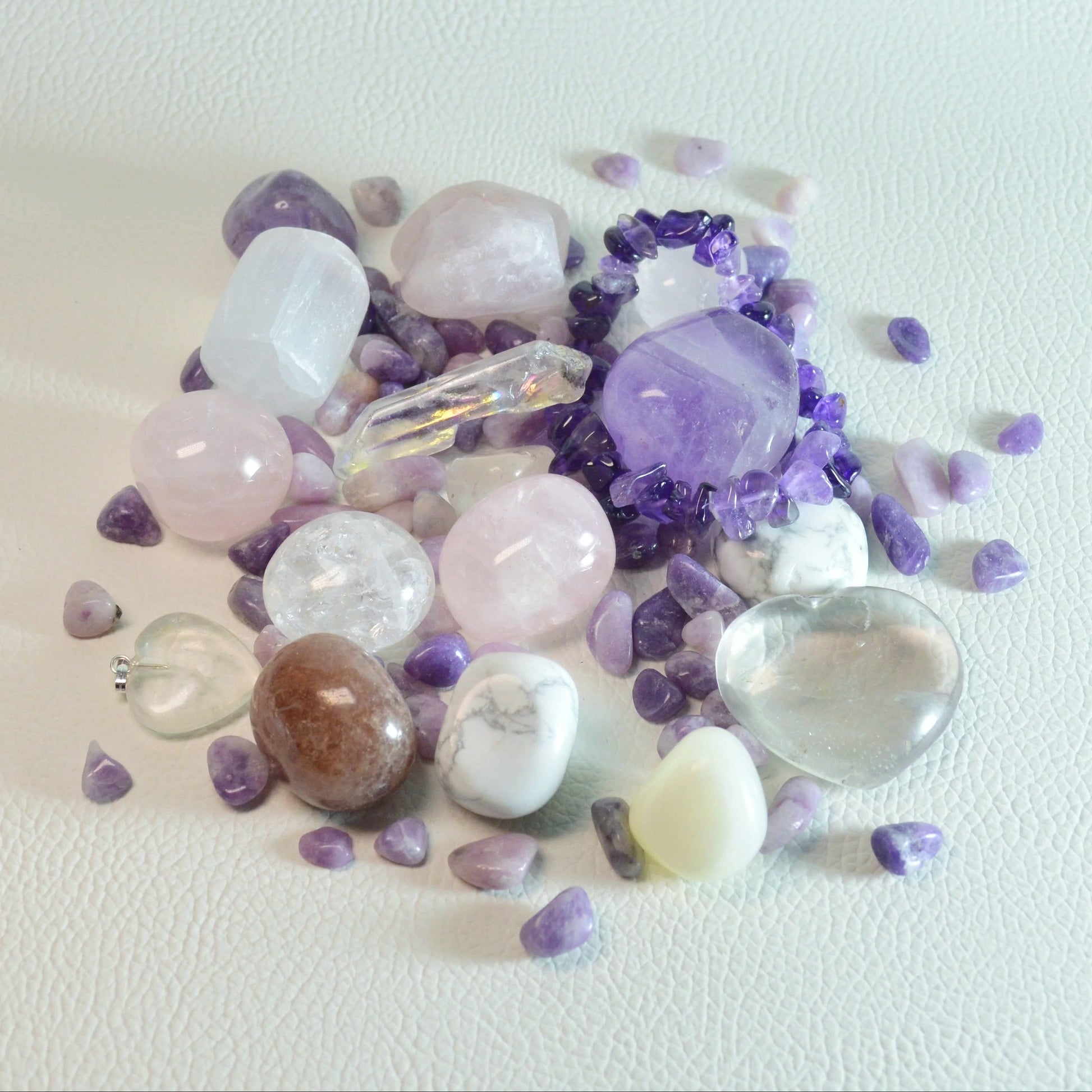 Natural Crystals - Beispielscoop Love Crystal Confetti, mit Rosenquarz, Bergkristall, Amethyst, Selenit und mehr. 