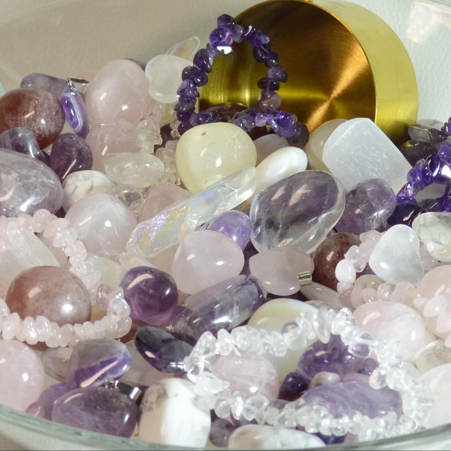 Love Kristall Konfetti mit Herz-Kristalle aus Amethyst, Rosenquarz, Bergkristall, Splitterarmbändern und Herzanhängern.