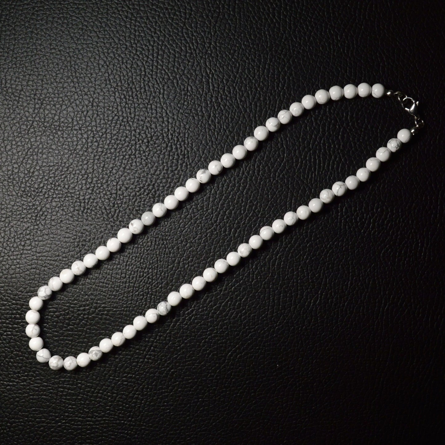 Magnesit Perlenkette aus 6mm Naturstein – Kristallschmuck mit Metallverschluss. Gesamtansicht.