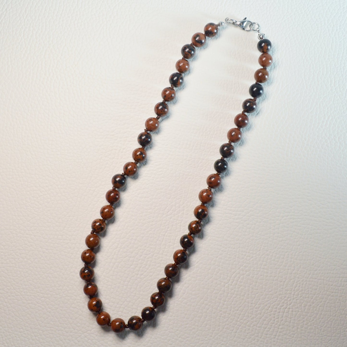 Mahagoni-Obsidian Perlenkette aus 8mm Naturstein – Kristallschmuck mit Metallverschluss. Gesamtansicht.