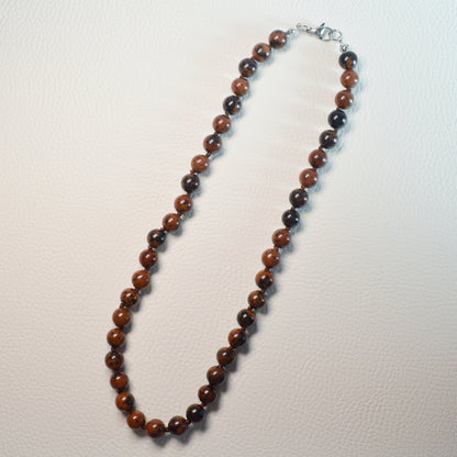 Mahagoni-Obsidian Perlenkette aus 8mm Naturstein – Kristallschmuck mit Metallverschluss. Gesamtansicht.