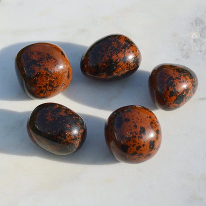 Mahagoni-Obsidian Trommelstein