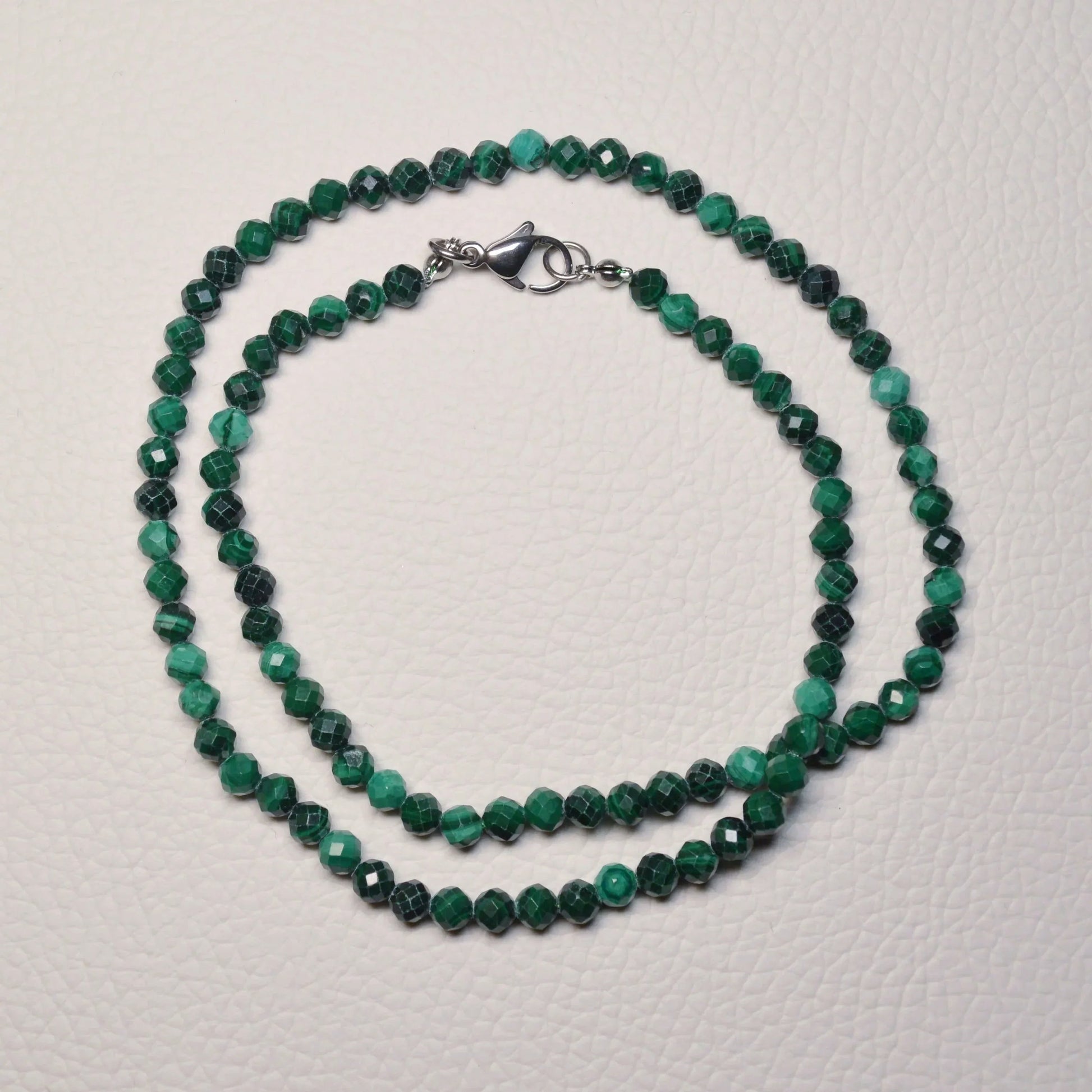 Malachit Halskette aus 4mm facettierten Natursteinperlen, 45 cm lang, mit Metallverschluss – Edelsteinschmuck.