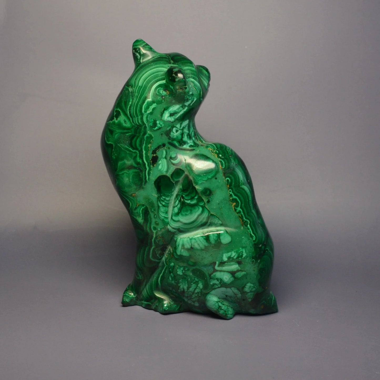 Handgeschnitzte Katze aus Malachit, dekoratives Unikat.
