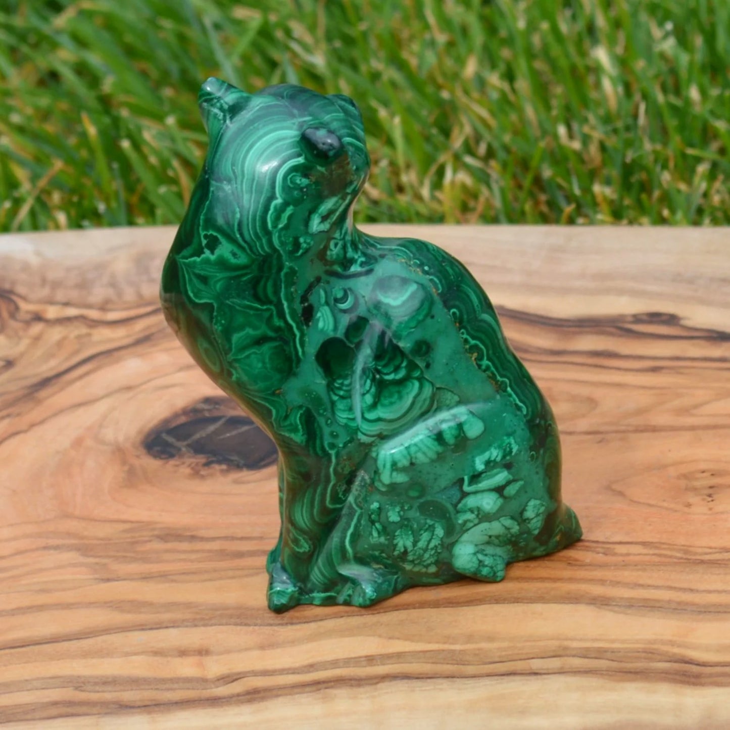 Malachit-Katze aus Naturstein, handgeschnitzt, dekorative Figur.