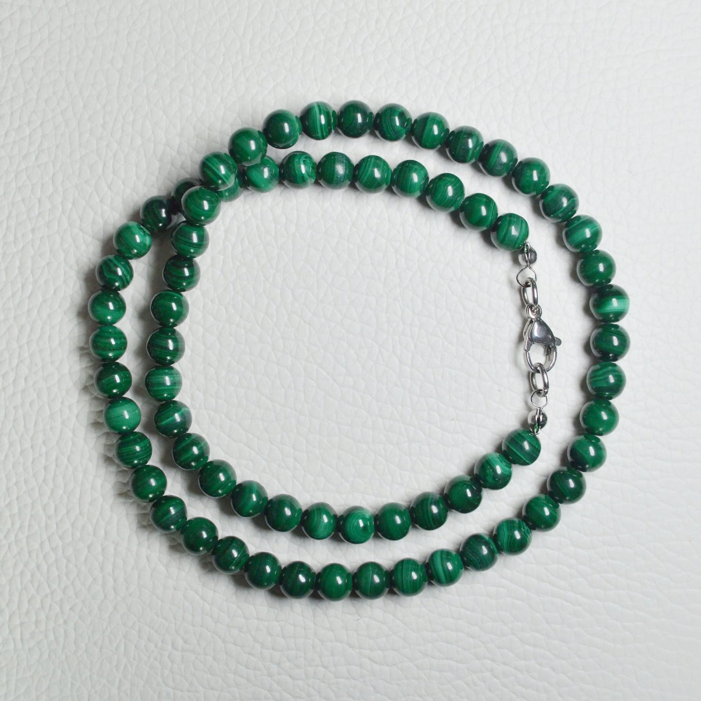 Elegante Malachit Kette mit 6mm Kristallperlen – perfekt als Geschenk oder für den Alltag.