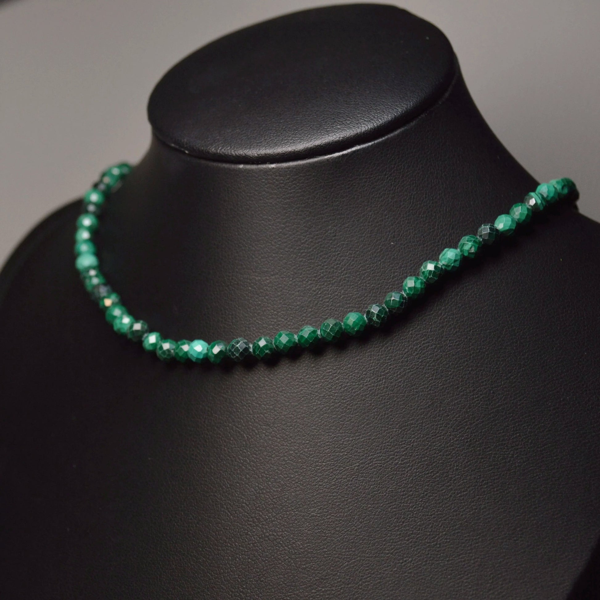 Malachit Perlenkette aus 4mm Naturstein – Kristallschmuck mit Metallverschluss auf Büste. Gesamtansicht.