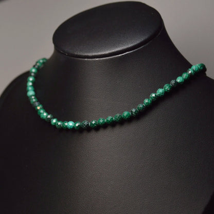 Malachit Perlenkette aus 4mm Naturstein – Kristallschmuck mit Metallverschluss auf Büste. Gesamtansicht.