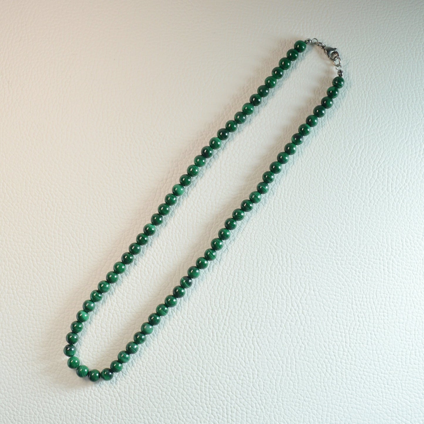 Malachit Perlenkette aus 6mm Naturstein – Kristallschmuck mit Metallverschluss. Gesamtansicht.