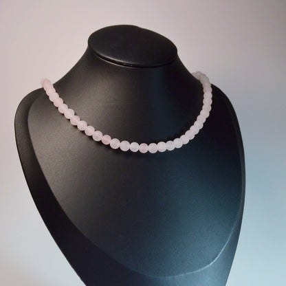 Hochwertige matte Rosenquarz Kette aus Natursteinperlen – elegantes Schmuckstück auf Büste.