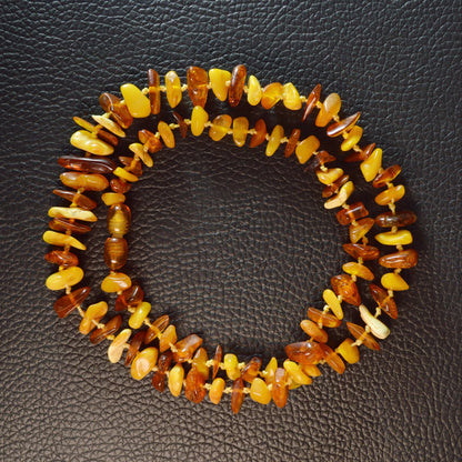 Mehrfarbige Bernstein Kette 55 cm, hochwertiger Drehverschluss und unterschiedliche Bernstein-Farben erkennbar.