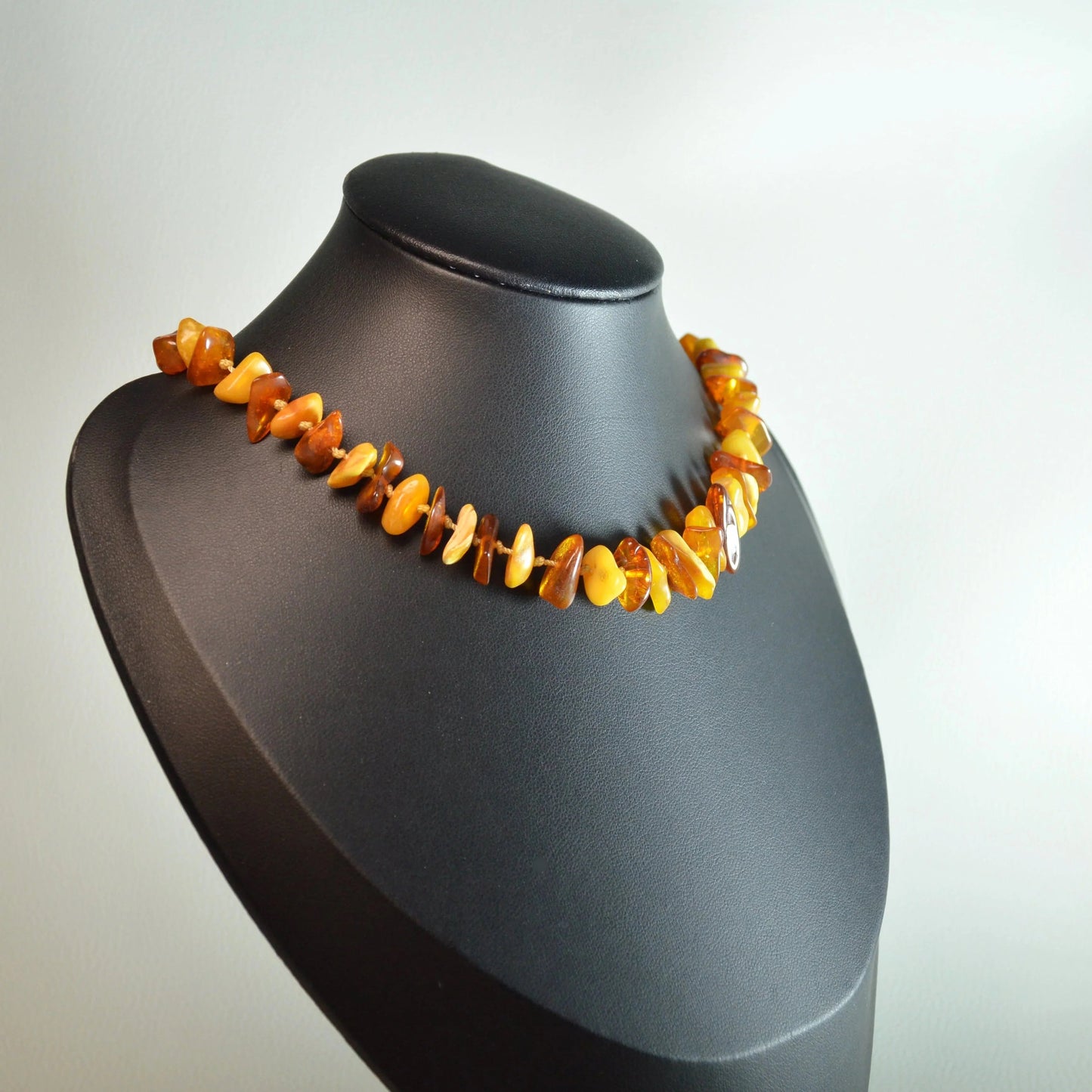 Mehrfarbige Bernstein Kette 55 cm – Natursteine von 5–20 mm sichtbar auf Büste.