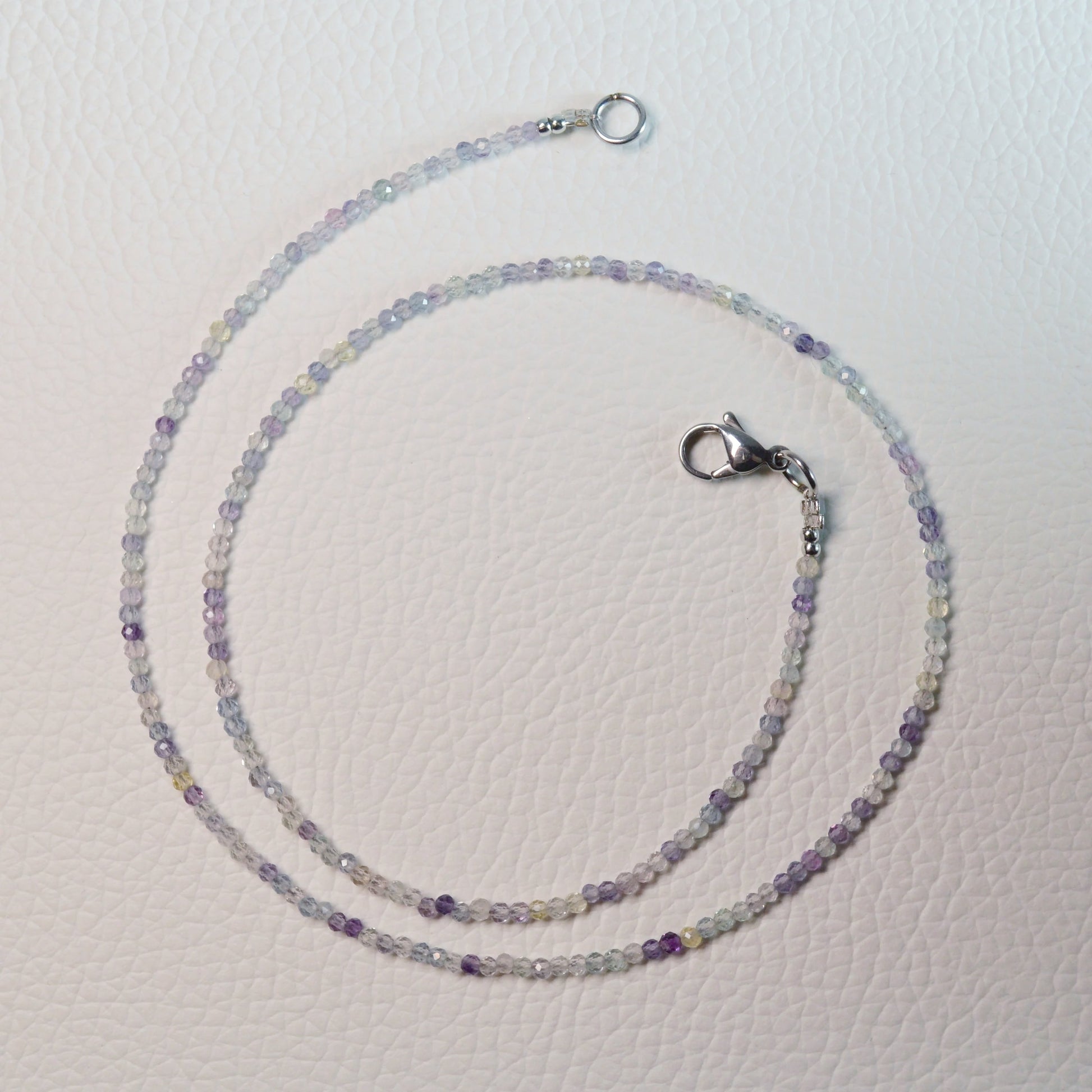 Mehrfarbiger Fluorit Halskette aus 2mm facettierten Natursteinperlen, 45 cm lang, mit Metallverschluss – Edelsteinschmuck.
