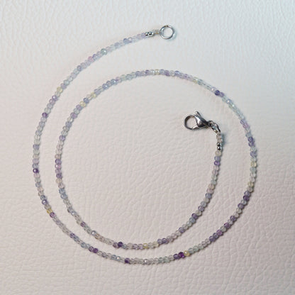 Mehrfarbiger Fluorit Halskette aus 2mm facettierten Natursteinperlen, 45 cm lang, mit Metallverschluss – Edelsteinschmuck.