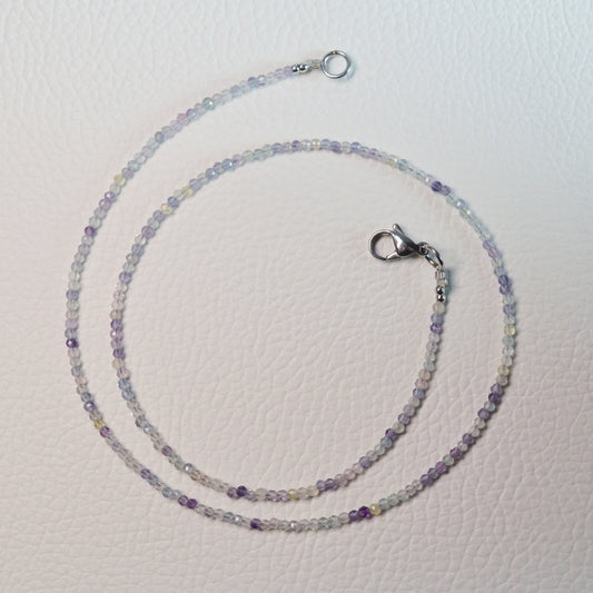 Mehrfarbiger Fluorit Halskette aus 2mm facettierten Natursteinperlen, 45 cm lang, mit Metallverschluss – Edelsteinschmuck.