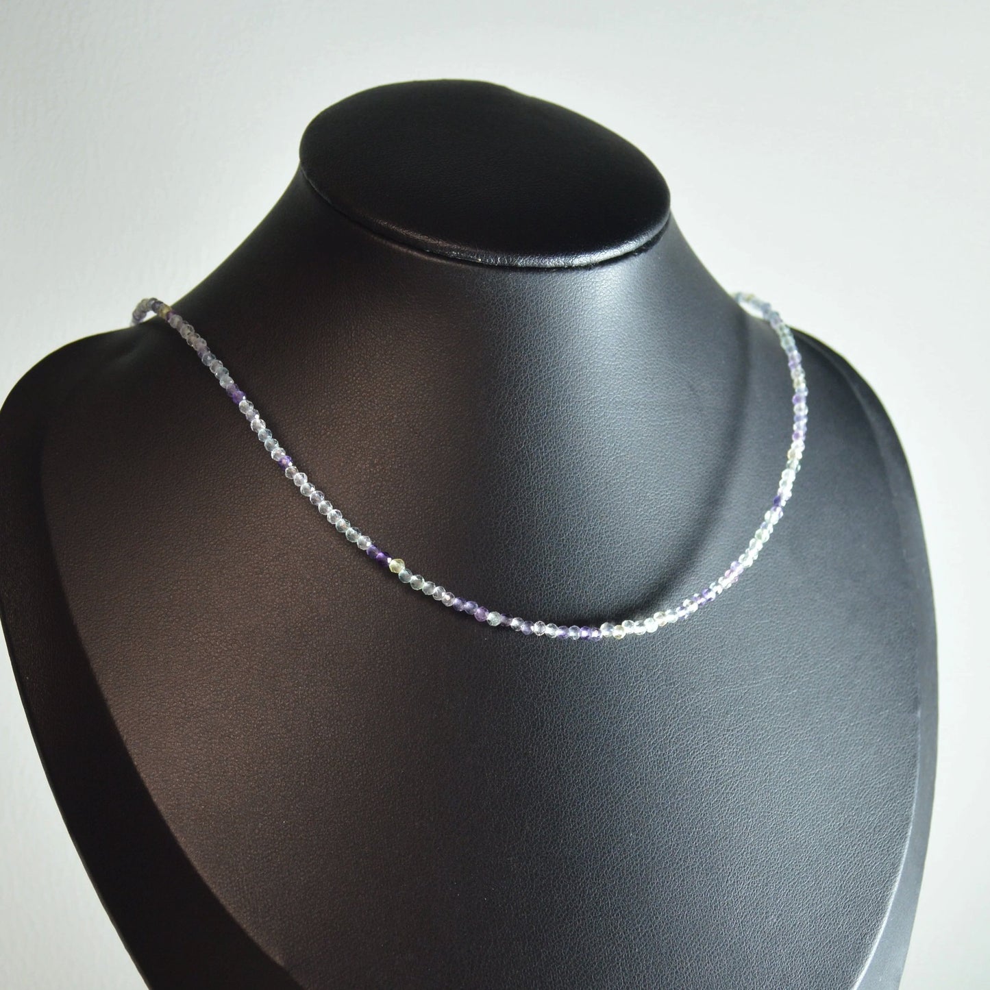 Mehrfarbiger Fluorit Perlenkette aus 2mm Naturstein – Kristallschmuck mit Metallverschluss auf Büste.