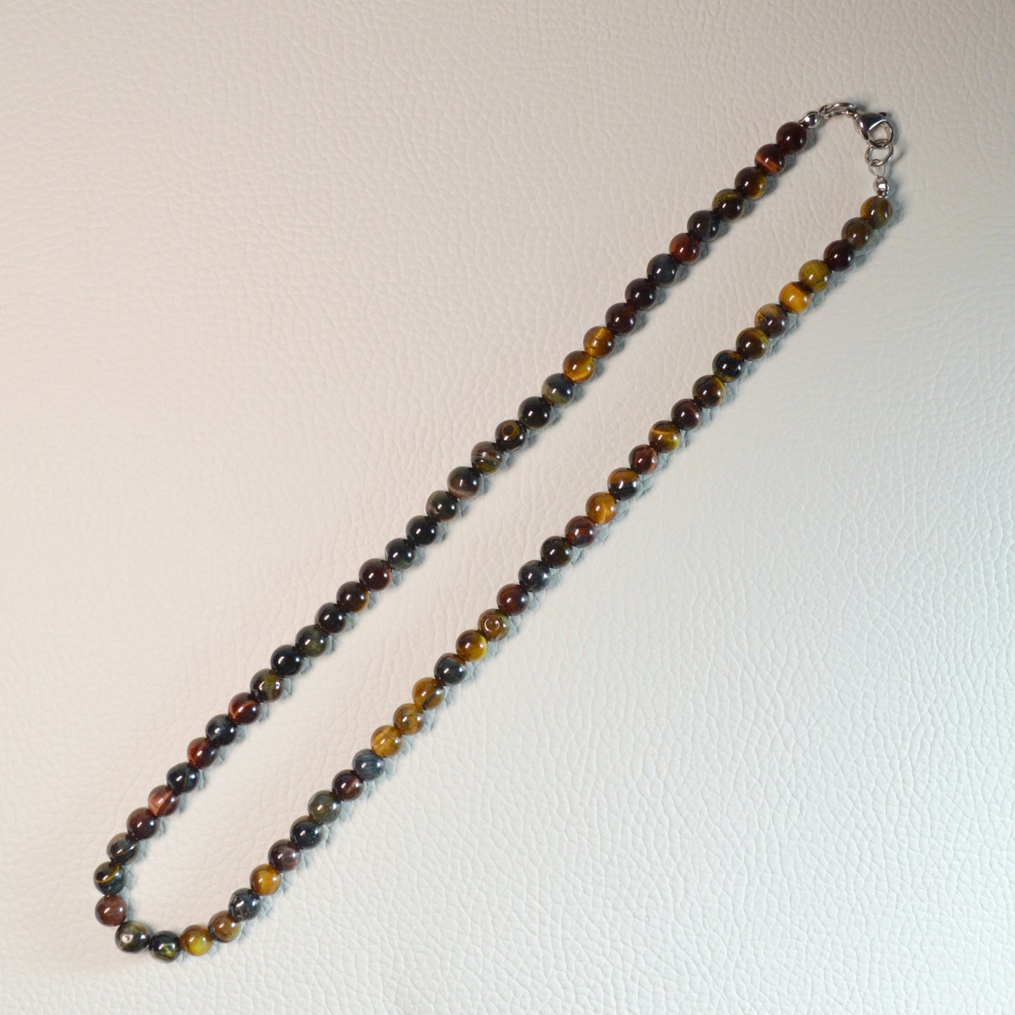 Mehrfarbiges Tigerauge Perlenkette aus 6mm Naturstein – Kristallschmuck mit Metallverschluss. Gesamtansicht.