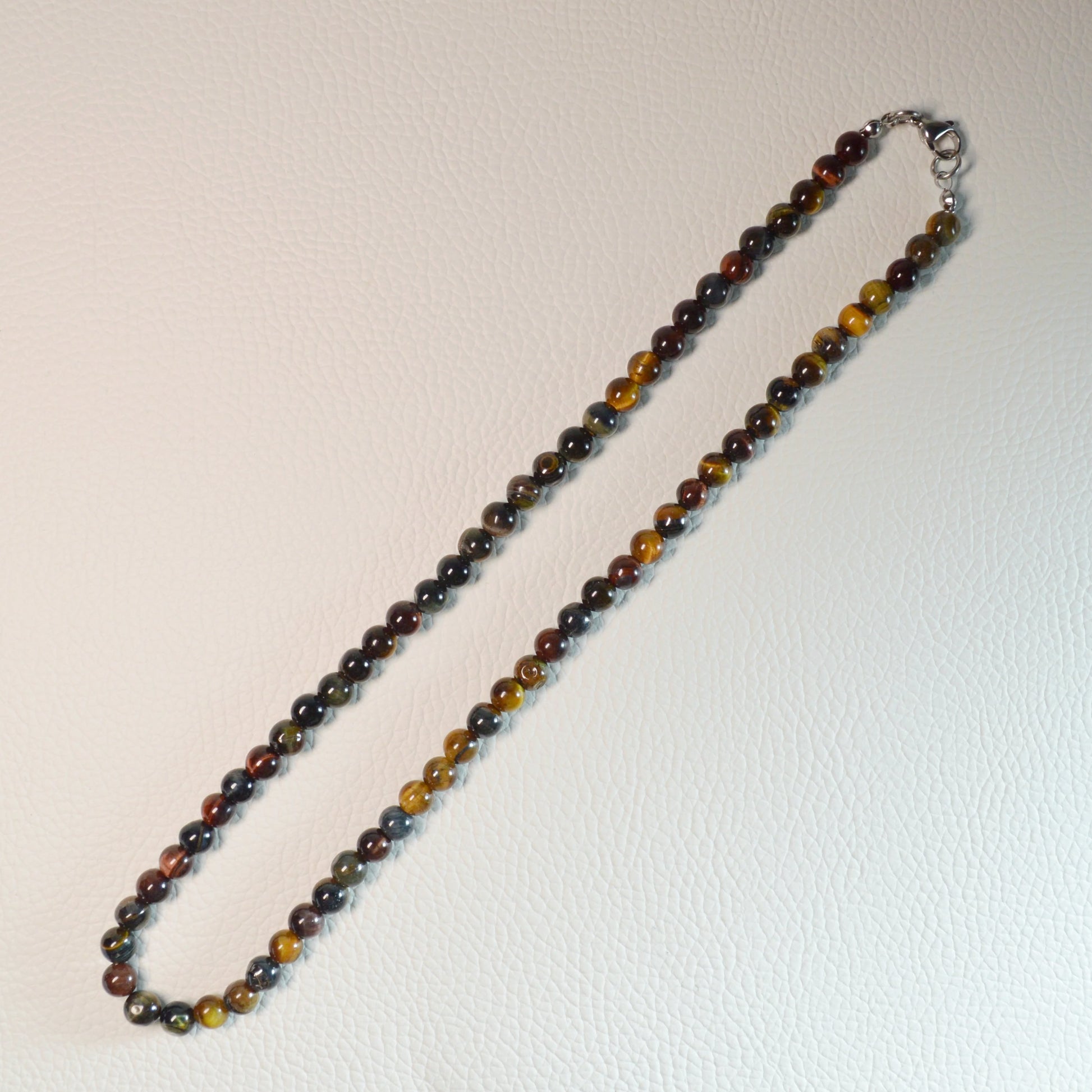 Mehrfarbiges Tigerauge Perlenkette aus 6mm Naturstein – Kristallschmuck mit Metallverschluss. Gesamtansicht.