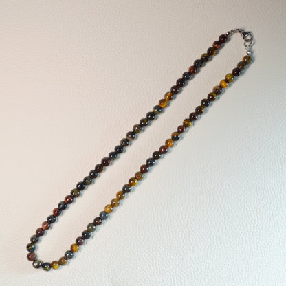 Mehrfarbiges Tigerauge Perlenkette aus 6mm Naturstein – Kristallschmuck mit Metallverschluss. Gesamtansicht.