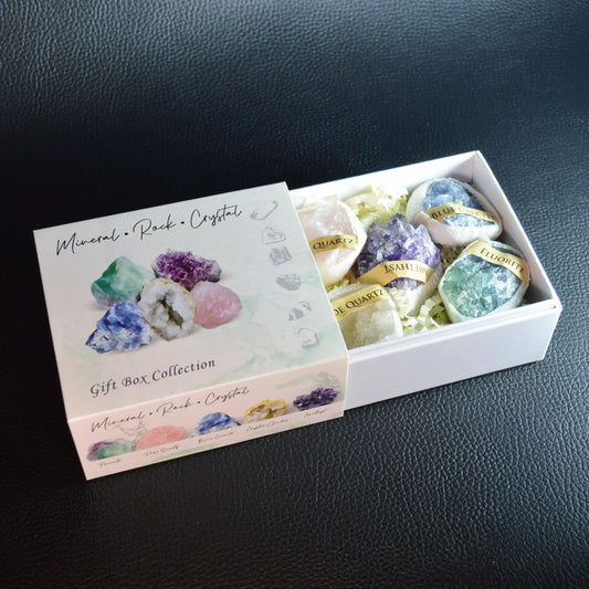 Mineralien Geschenkbox mit Amethyst, Rosenquarz, Fluorit, Quarz Geode und blauem Calcit.