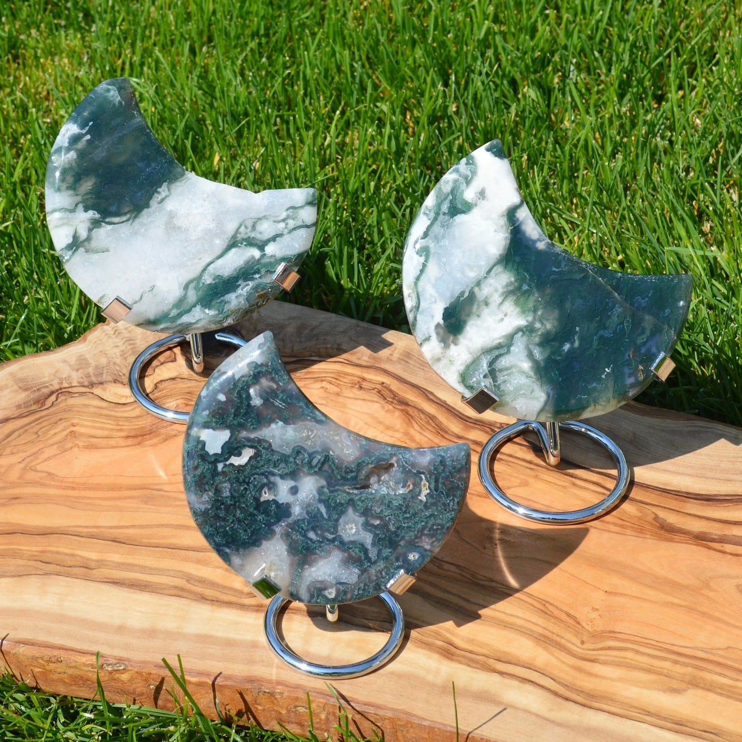 Moosachat Mond auf Halterung – dekorativer Naturstein, einzigartiges Kristall-Unikat aus Brasilien.