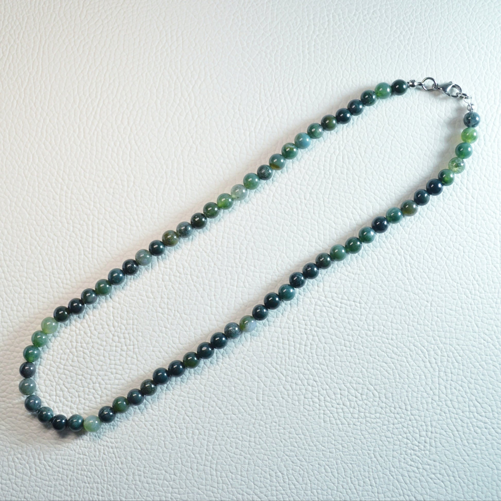 Moosachat Perlenkette aus 6mm Naturstein – Kristallschmuck mit Metallverschluss. Gesamtansicht.