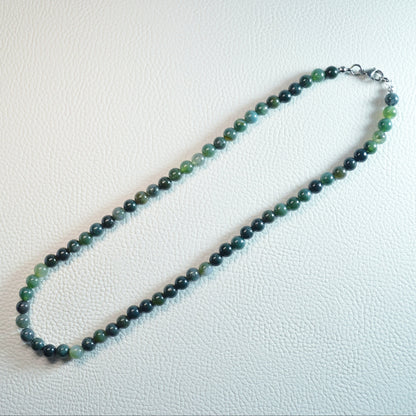 Moosachat Perlenkette aus 6mm Naturstein – Kristallschmuck mit Metallverschluss. Gesamtansicht.