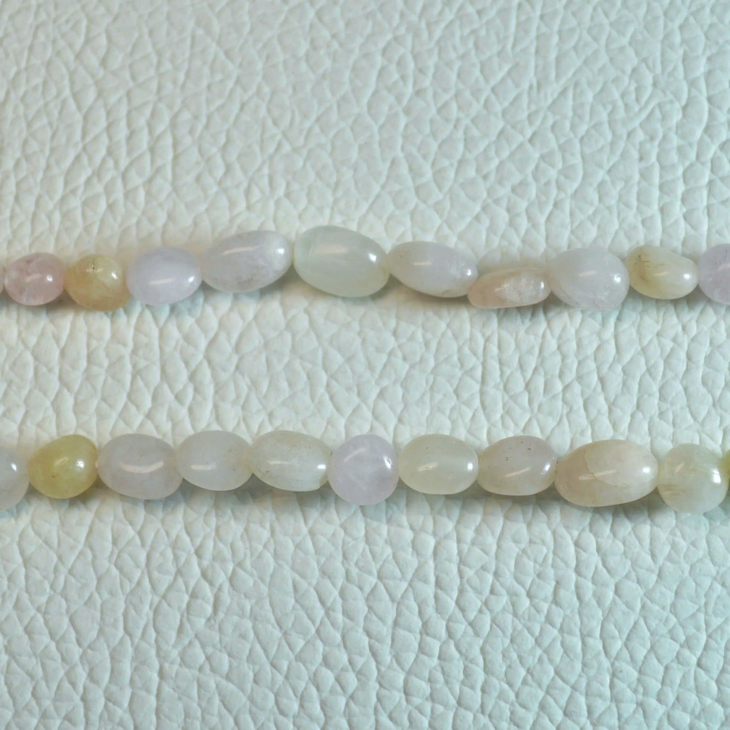 Echte Morganit Kette mit Kristallnuggets – 45 cm Edelstein Halskette. Nahansicht.