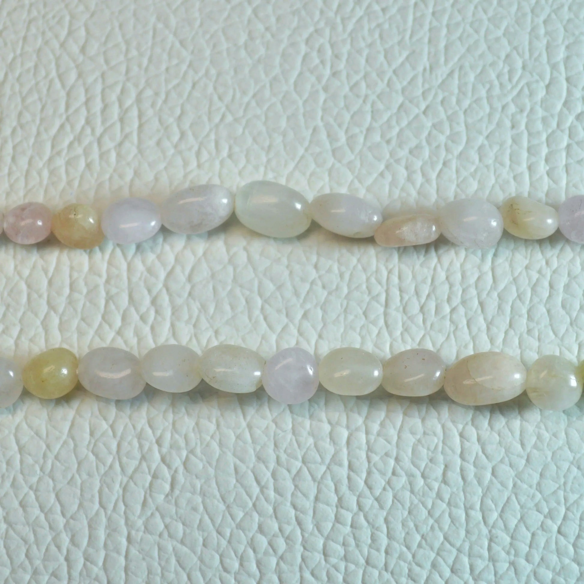 Echte Morganit Kette mit Kristallnuggets – 45 cm Edelstein Halskette. Nahansicht.