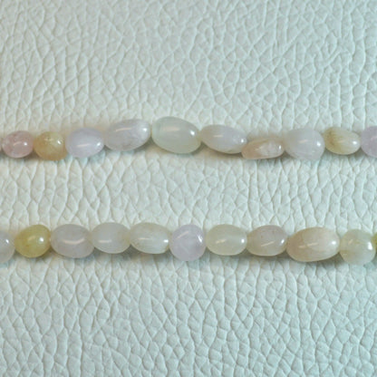 Echte Morganit Kette mit Kristallnuggets – 45 cm Edelstein Halskette. Nahansicht.