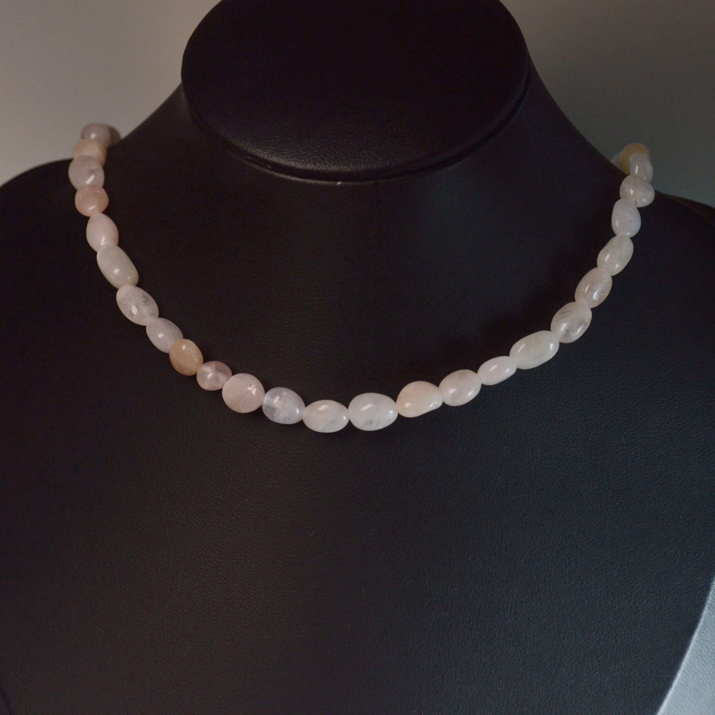 Elegante Morganit Kette mit Kristallnuggets auf Büste – perfekt als Geschenk oder für den Alltag.