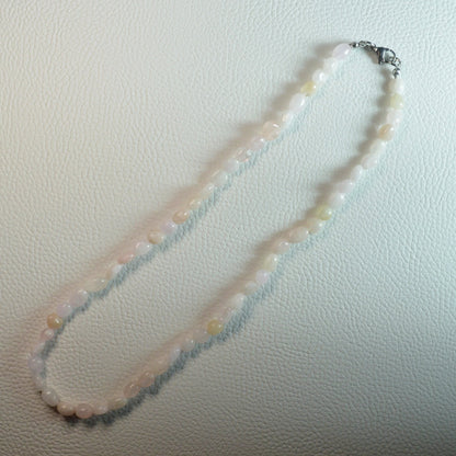 Morganit Nuggetkette aus Naturstein – Kristallschmuck mit Metallverschluss. Gesamtansicht.