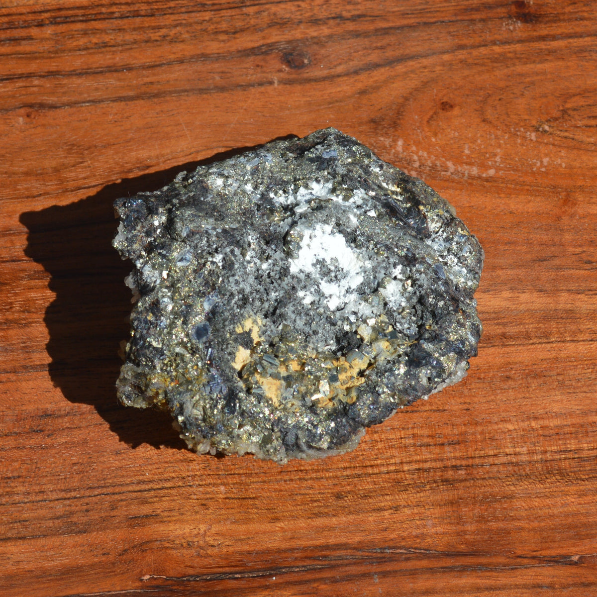 Nadelquarz auf Pyrit und Hämatit