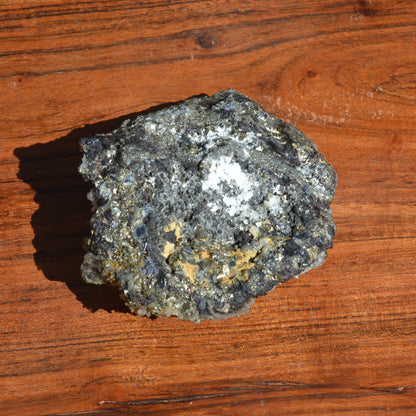 Nadelquarz auf Pyrit und Hämatit
