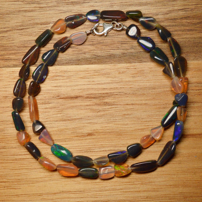 Nugget Opal Halskette aus echtem Naturstein mit 45 cm Länge und 925 Sterlingsilber Verschluss – schimmernde Opal-Nuggets.