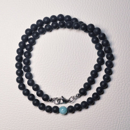 Onyx-Kette mit matten 6mm Kristallperlen und einer Larimar-Perle.