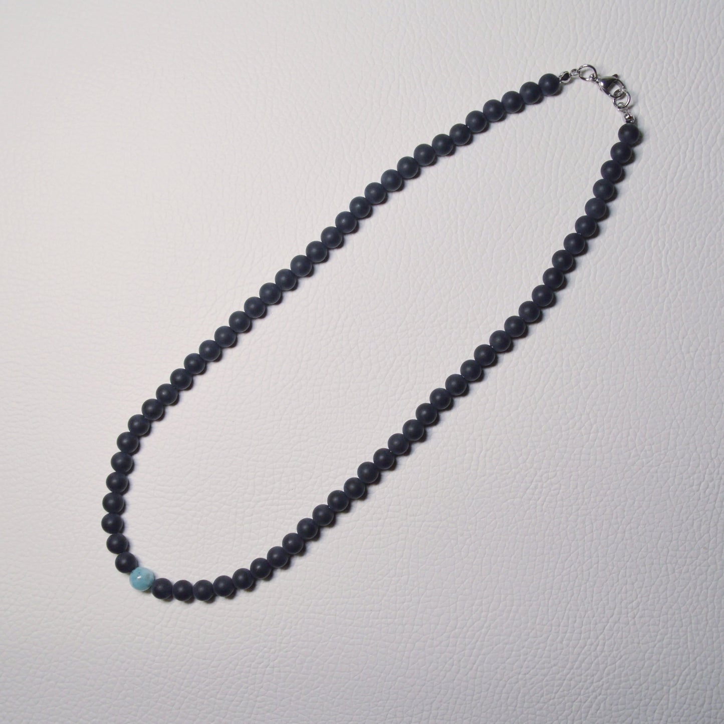 Onyx mit Larimar Perlenkette aus 6mm Naturstein – Kristallschmuck mit Metallverschluss. Gesamtansicht.