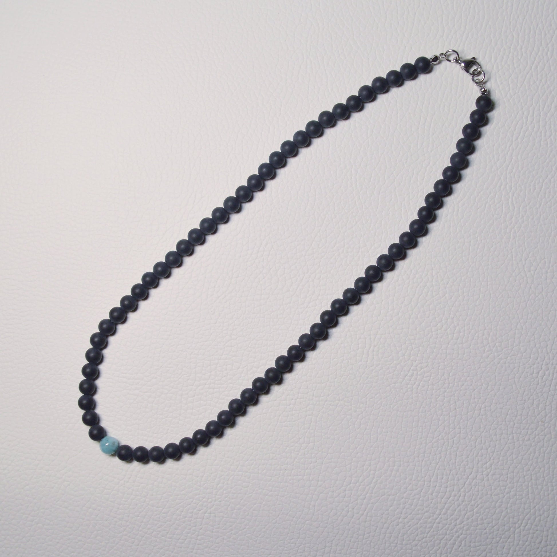 Onyx mit Larimar Perlenkette aus 6mm Naturstein – Kristallschmuck mit Metallverschluss. Gesamtansicht.