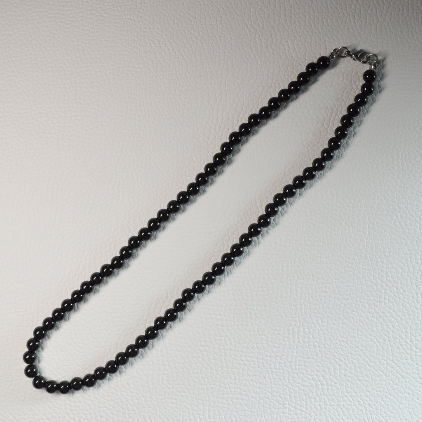 Onyx Perlenkette aus 6mm Naturstein – Kristallschmuck mit Metallverschluss. Gesamtansicht.