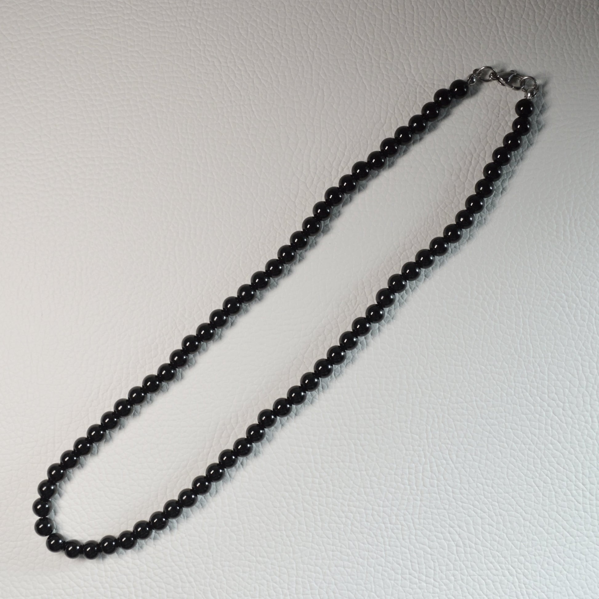 Onyx Perlenkette aus 6mm Naturstein – Kristallschmuck mit Metallverschluss. Gesamtansicht.