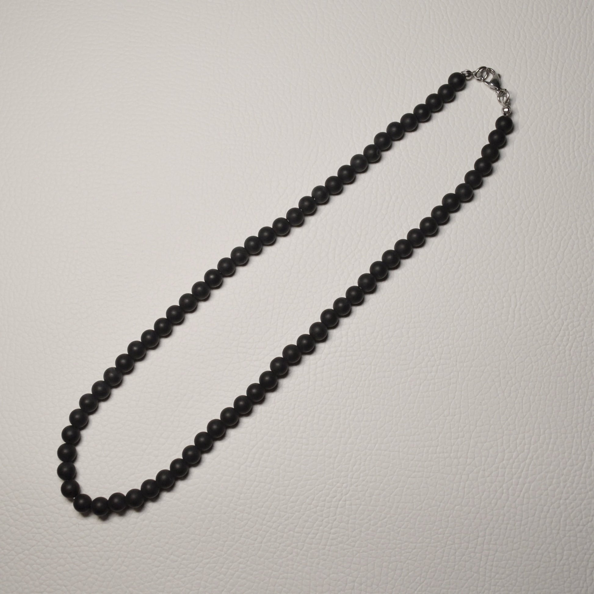 Onyx Perlenkette aus 6mm Naturstein – Kristallschmuck mit Metallverschluss. Gesamtansicht.