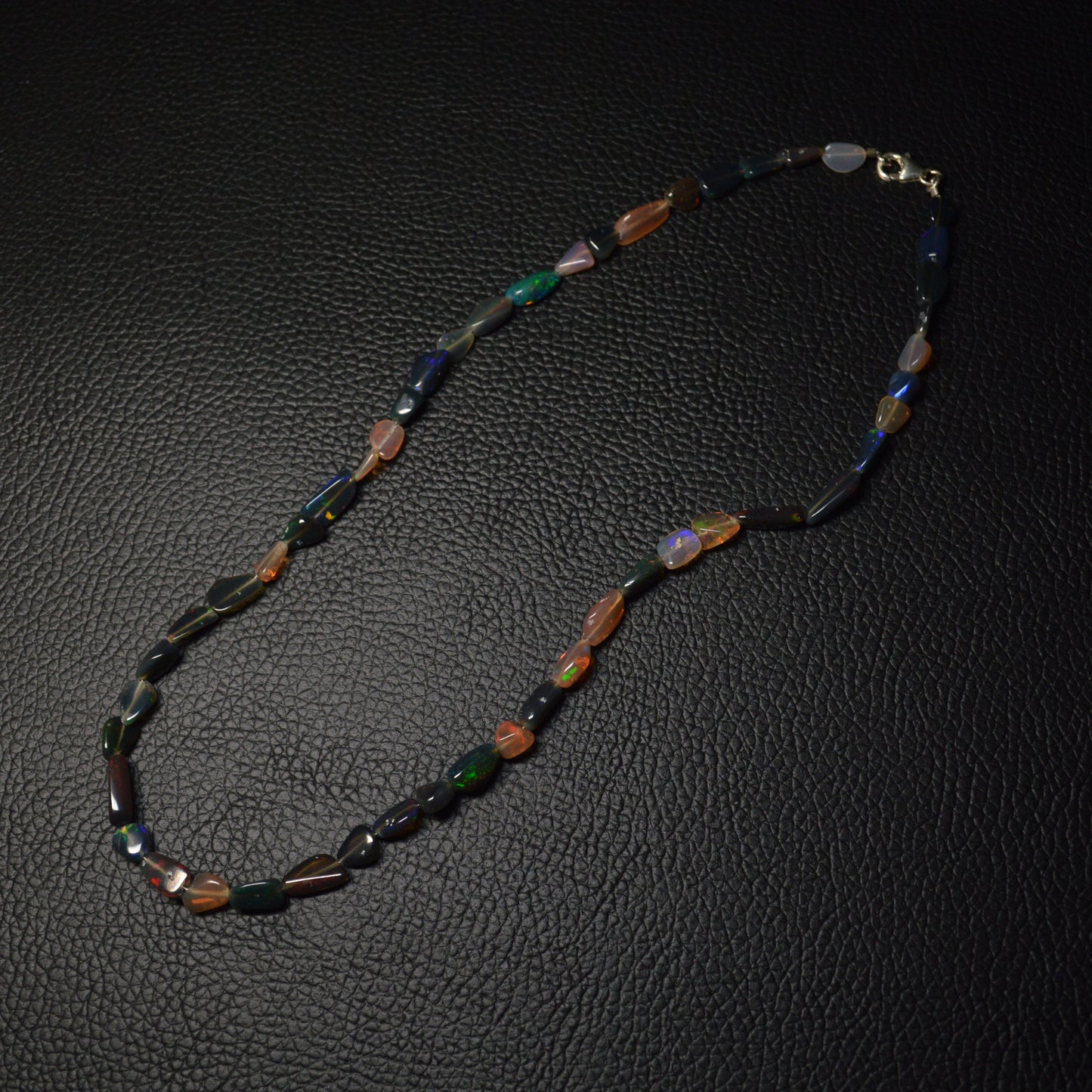 Elegante Opal Nugget Halskette aus Naturstein mit schimmernden Opalstücken – hochwertiger Edelsteinschmuck.