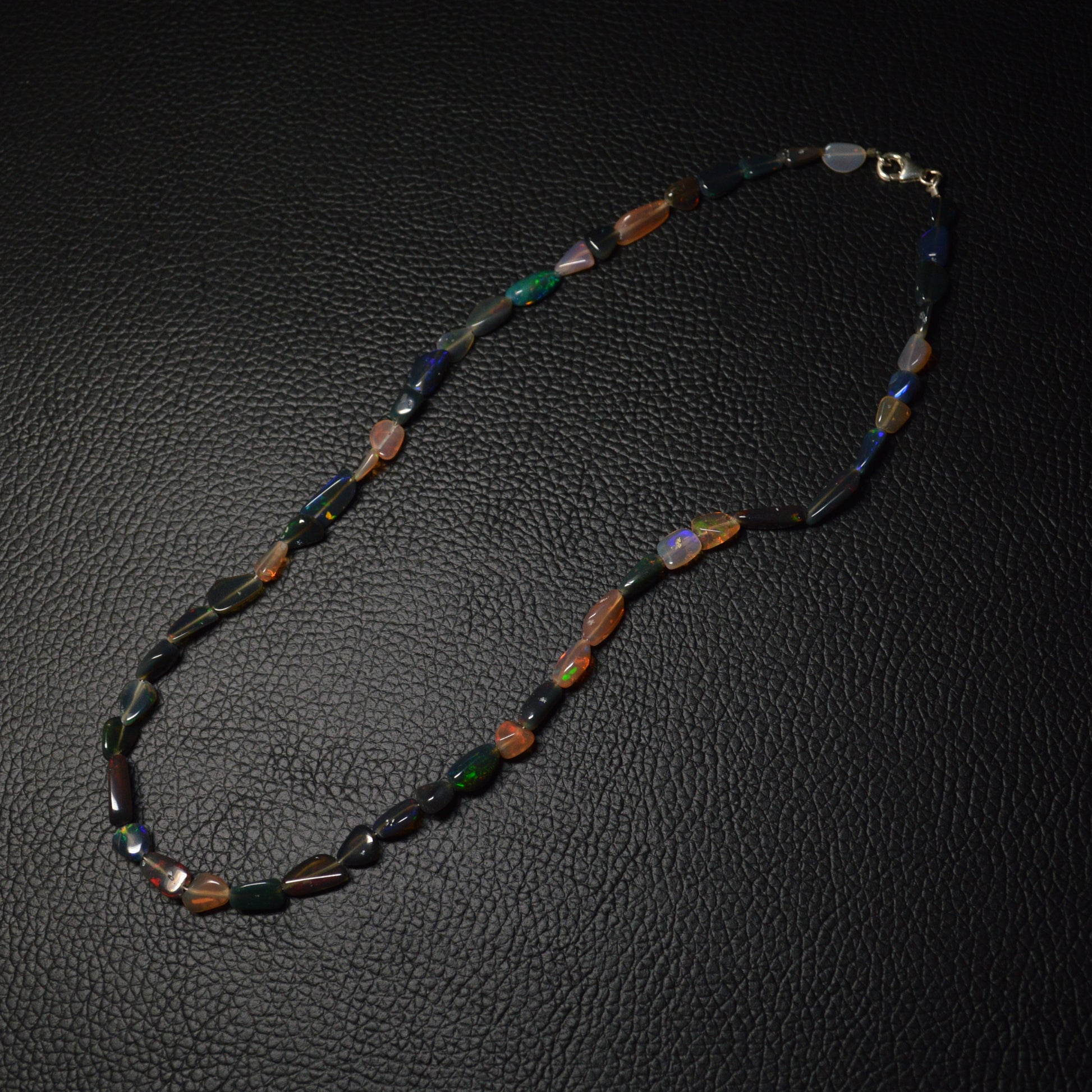 Elegante Opal Nugget Halskette aus Naturstein mit schimmernden Opalstücken – hochwertiger Edelsteinschmuck.