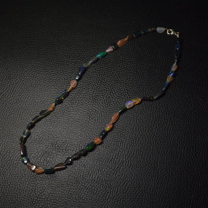 Elegante Opal Nugget Halskette aus Naturstein mit schimmernden Opalstücken – hochwertiger Edelsteinschmuck.