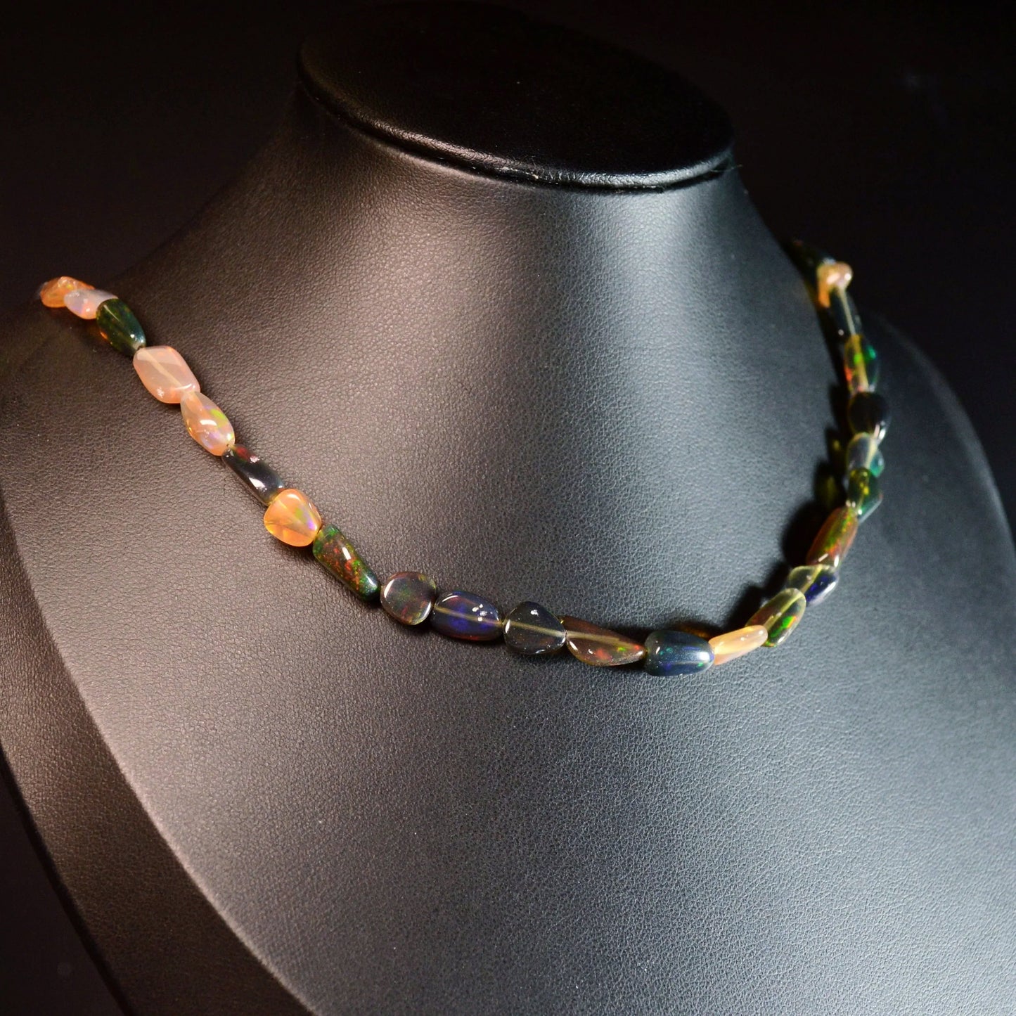 Opal Nugget Naturstein Halskette auf Büste – funkelnde Opalsteine als einzigartiges Kristall-Unikat.