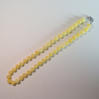 Orangencalcit Perlenkette aus 8mm Naturstein – Kristallschmuck mit Metallverschluss. Gesamtansicht.