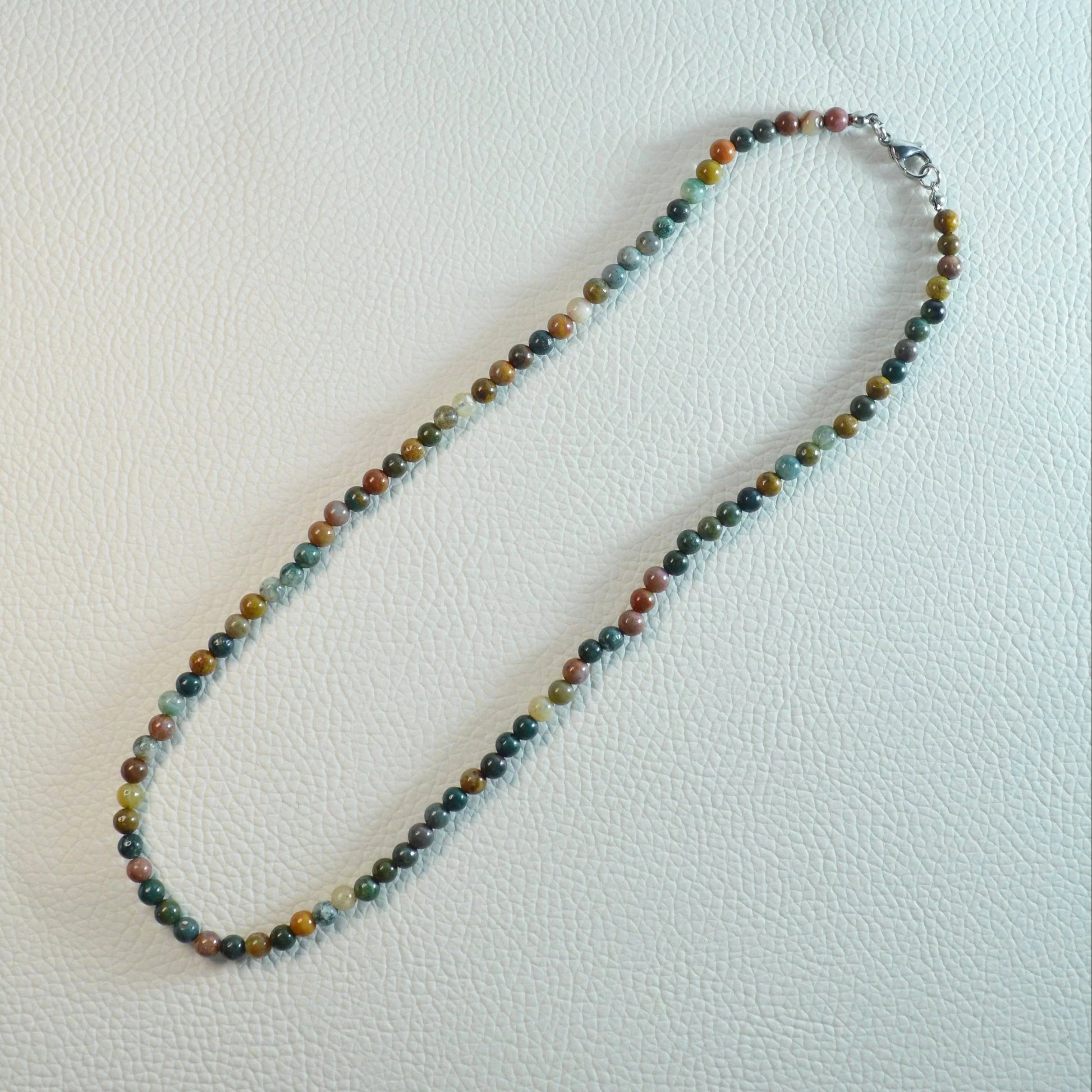 Ozeanjaspis Perlenkette aus 4mm Naturstein – Kristallschmuck mit Metallverschluss. Gesamtansicht.