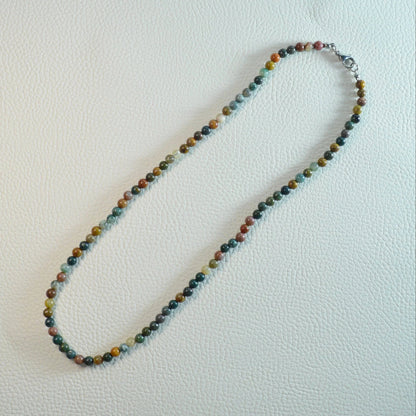 Ozeanjaspis Perlenkette aus 4mm Naturstein – Kristallschmuck mit Metallverschluss. Gesamtansicht.